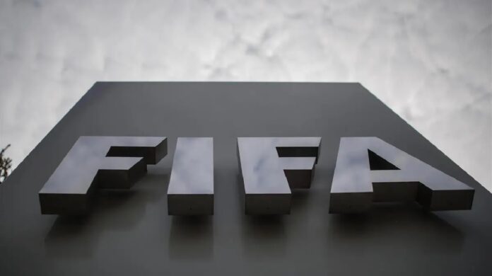 فيفا يوقف ثلاثي روشن عن التسجيل بسبب قضايا مالية