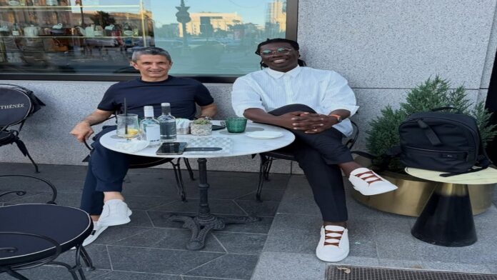 قوميز يظهر مع مدرب الهلال السابق لوشيسكو