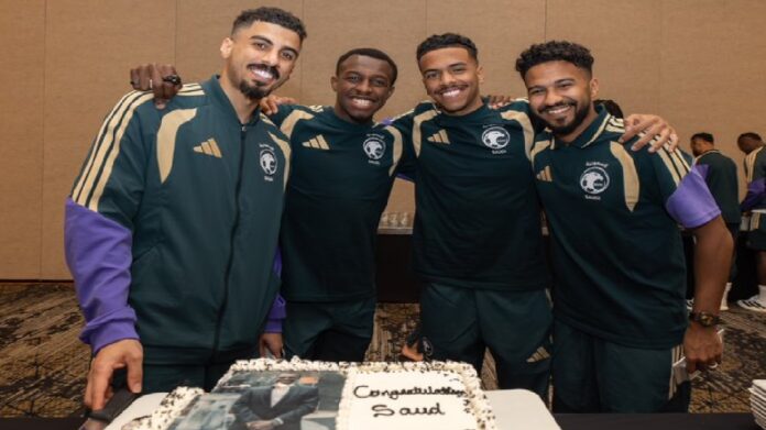 لاعبو الأخضر يحتفون بعريس المنتخب.. صور