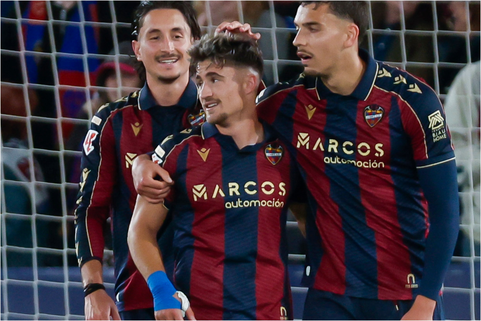 إيفان روميرو يحتفل بهدف مع زملائه في ليفانتي