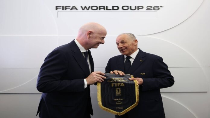 إنفانتينو يهدي رئيس الاتحاد المصري درع كأس العالم باسم الرئيس السيسي