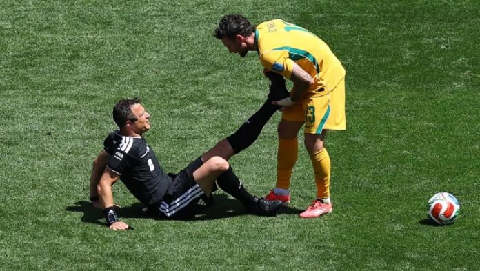 إصابة حكم مباراة أمريكا واستراليا وسقوطه أرضاً أثناء اللقاء.. فيديو