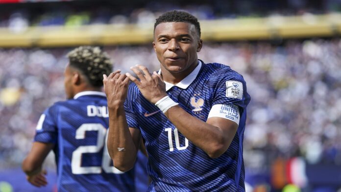 مبابي يعلق على فترات الراحة لشرب الماء في كأس العالم