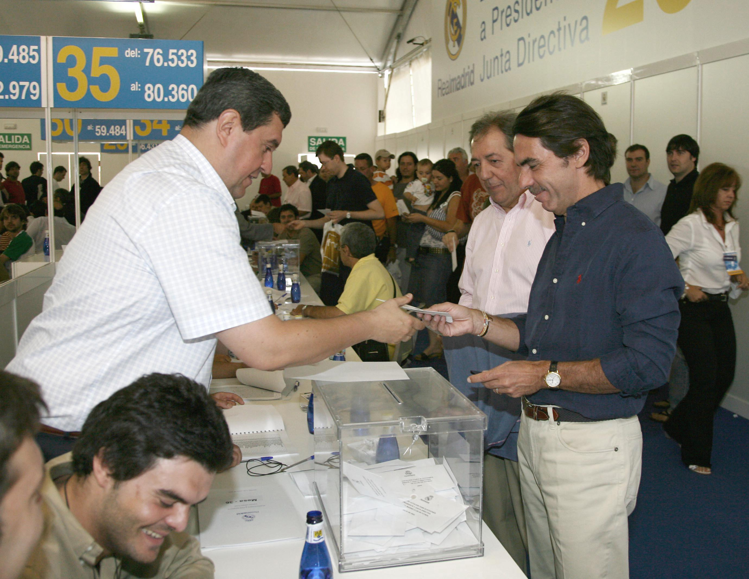 خوسيه ماريا أثنار يدلي بصوته في 2006