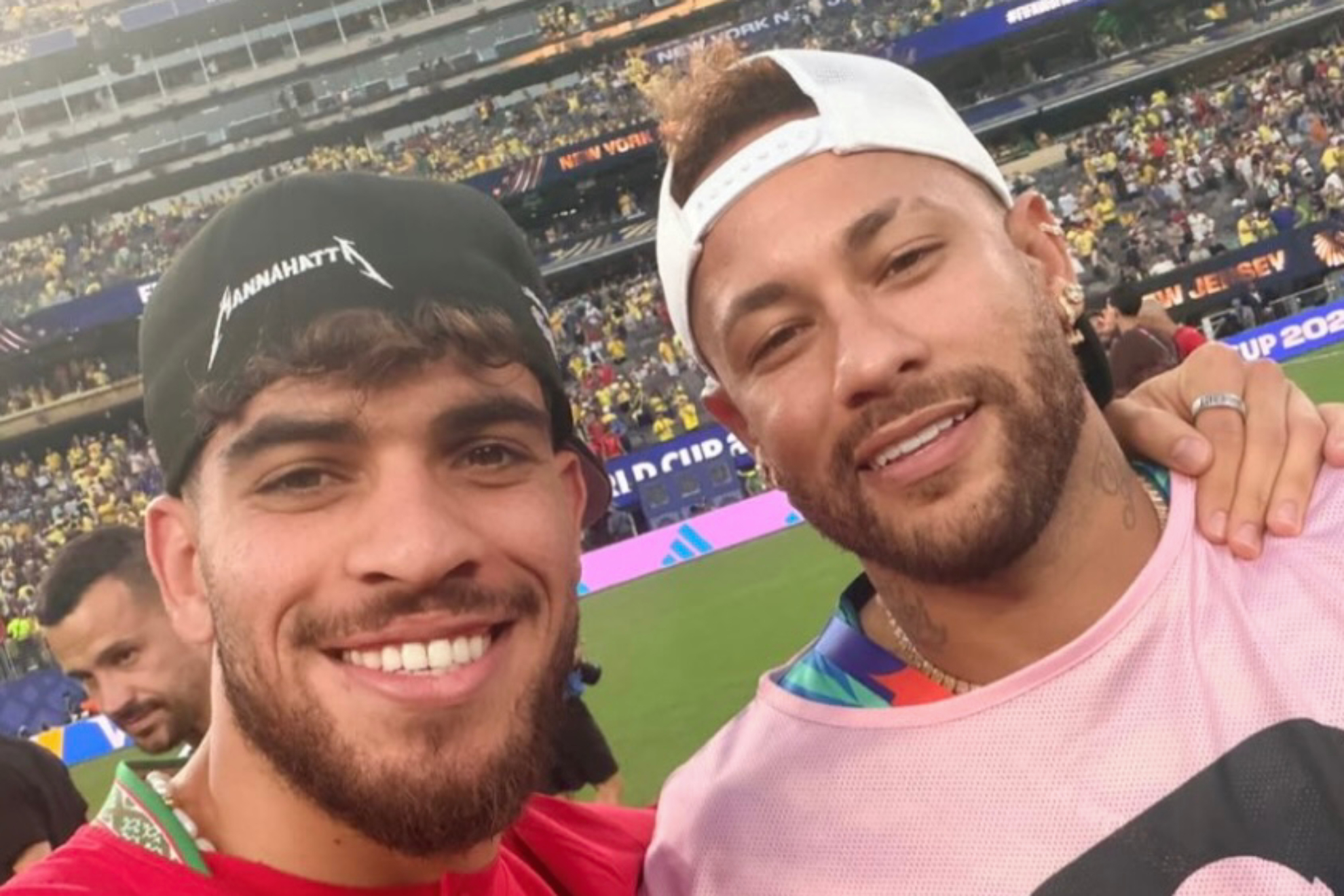 عبد مع نيمار خلال مباراة المغرب والبرازيل في كأس العالم