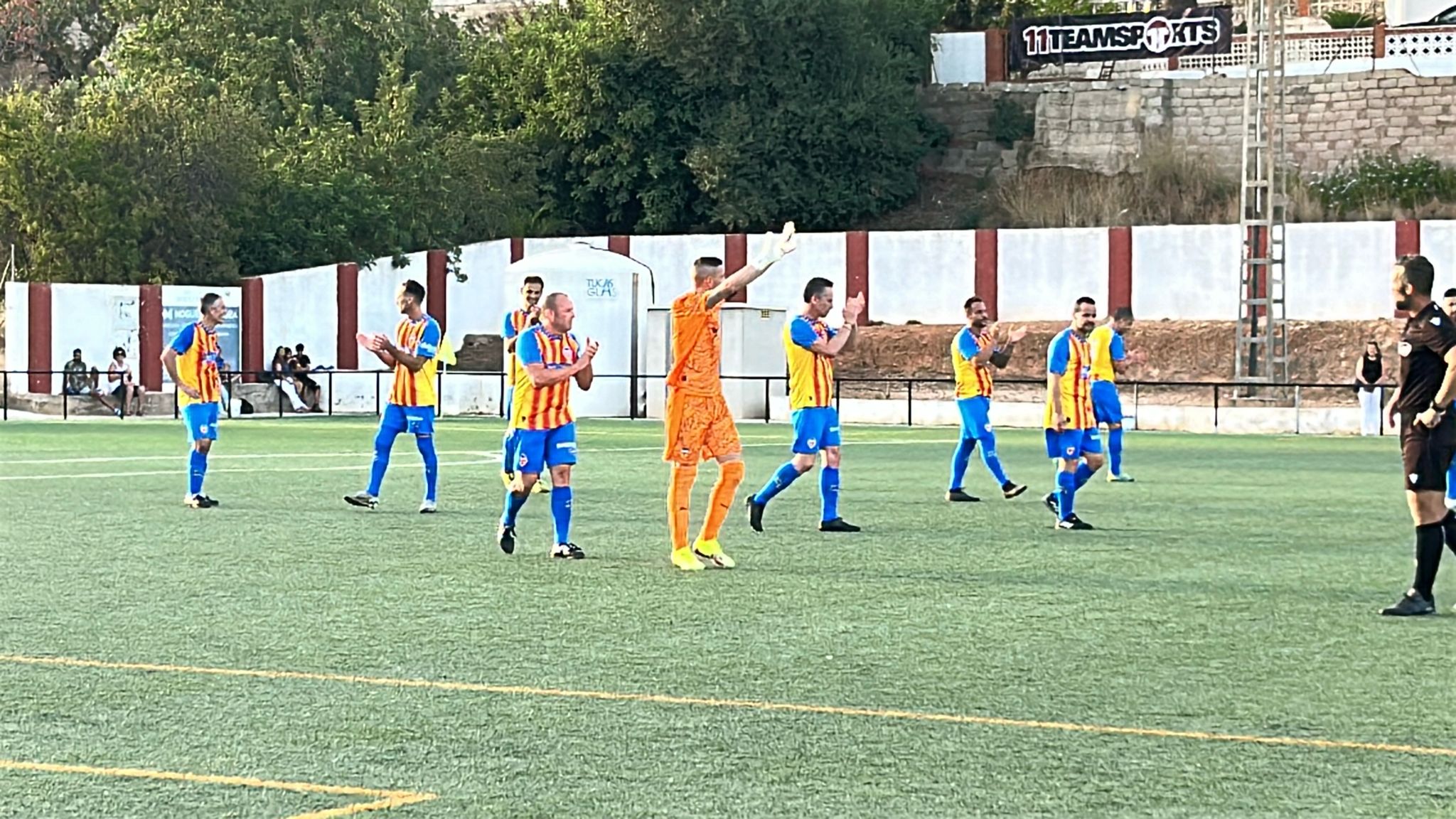 جوم دومينيك أثناء استبداله في المباراة.
