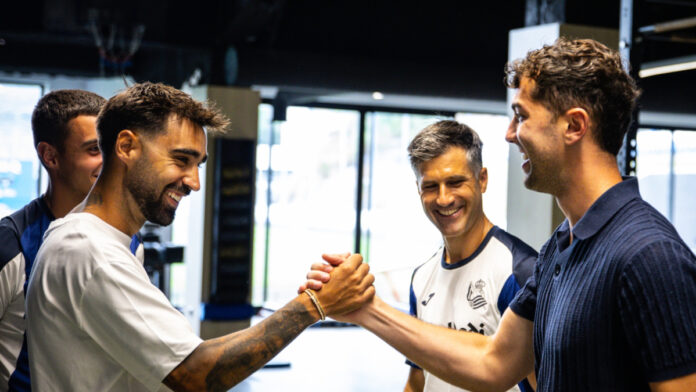 Brais Méndez se despide de sus ya ex compañeros de la Real en Zubieta