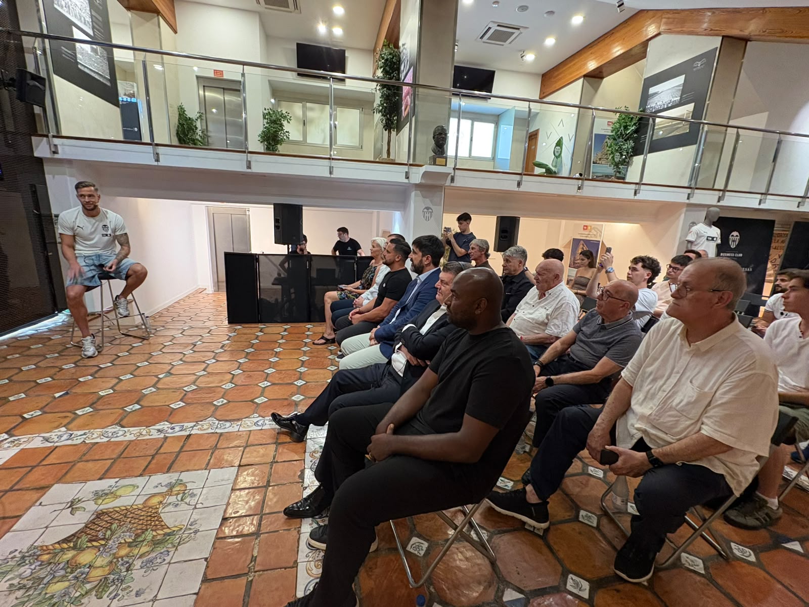 La plana mayor del Valencia en la presentación.