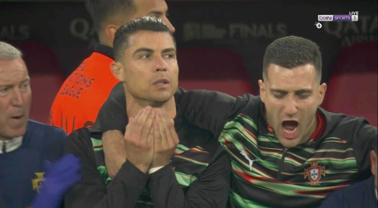 كريستيانو رونالدو يرفع يديه بالدعاء قبل ركلات الترجيح