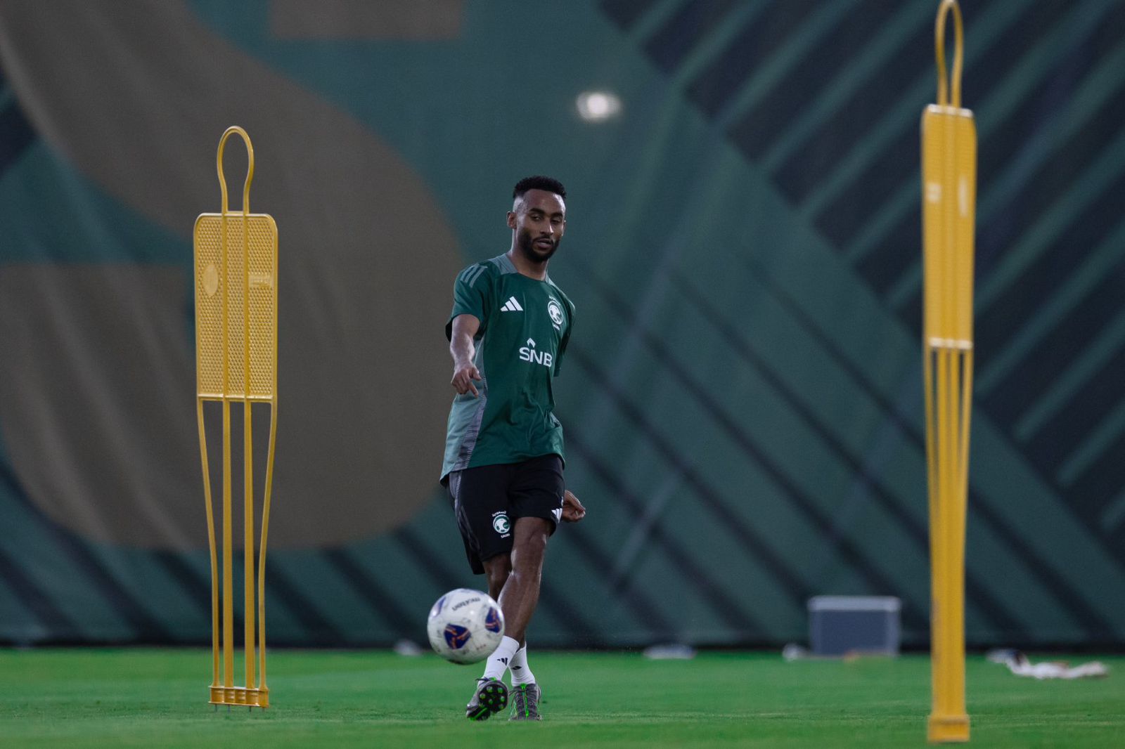 المدرب إيرڤي رينارد يشرف على التدريبات