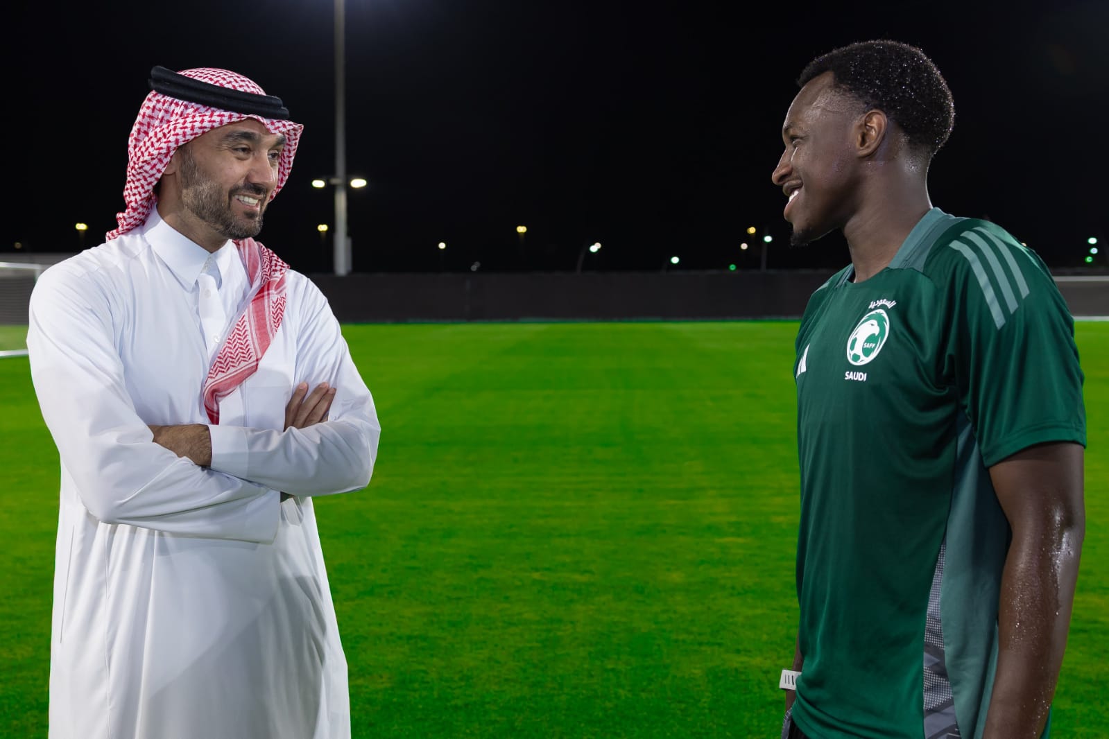 وزير الرياضة يزور مران المنتخب السعودي