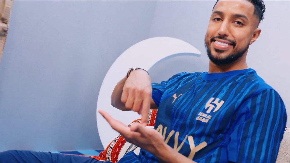 شعار الهلال على الطقم