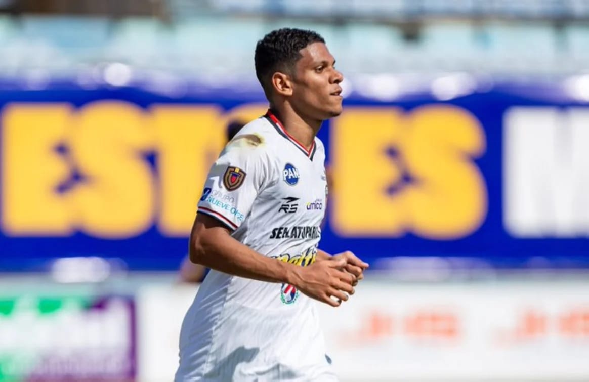 إندر إيتشينيكي لاعب نادي كاراكاس