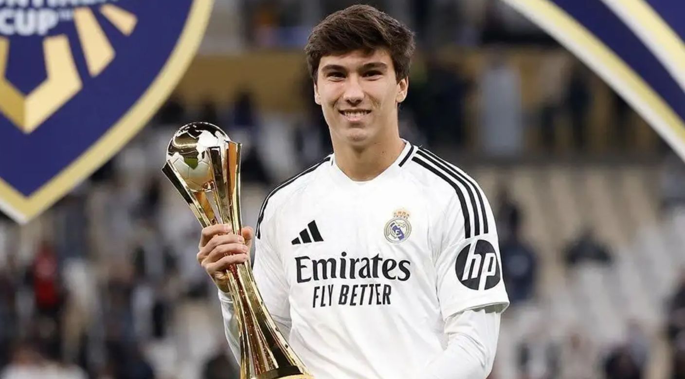 Garcia Torres collects the trophy