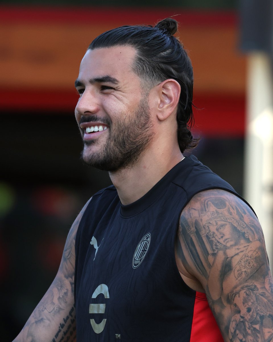 ثيو هيرنانديز لاعب ميلان