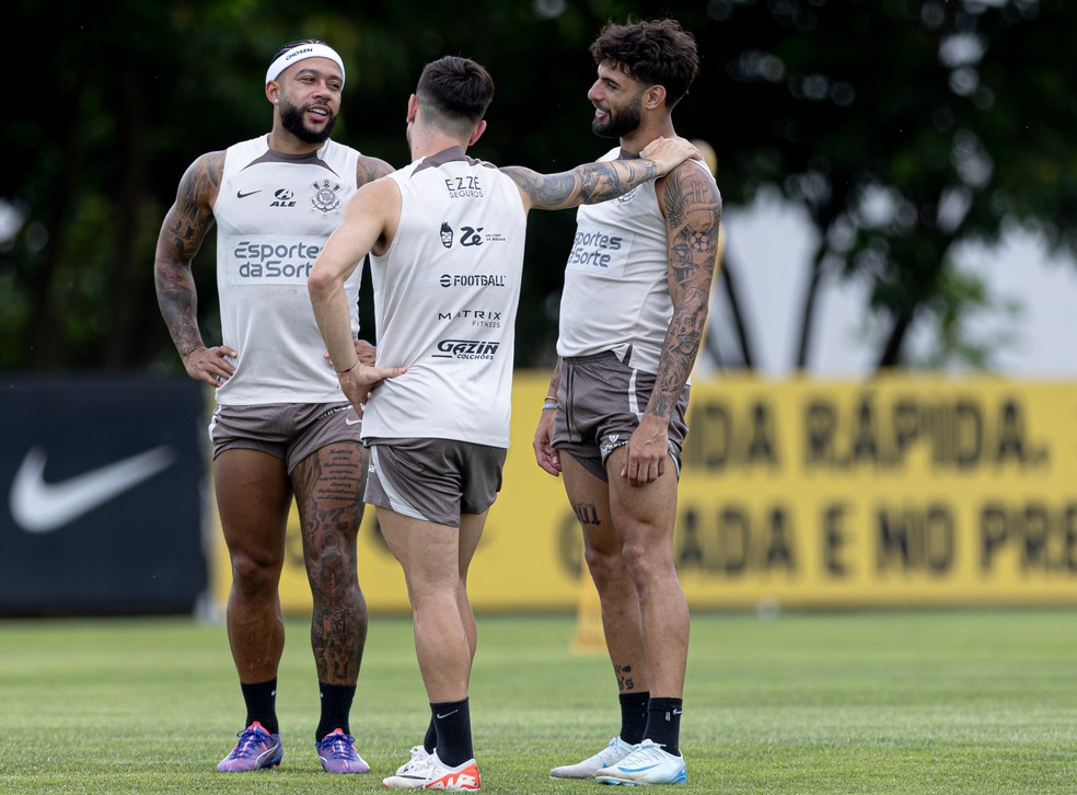 جارّو، ممفيس ديباي ويوري ألبرتو خلال تدريب كورينثيانز.