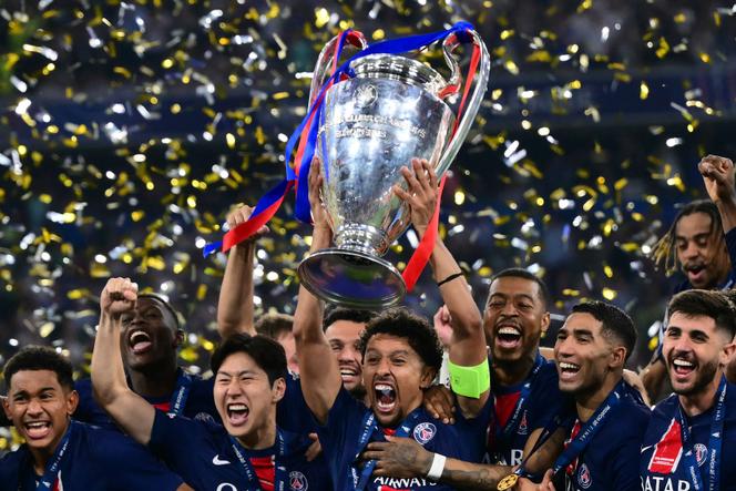 مدافع باريس سان جيرمان البرازيلي ماركينيوس يرفع الكأس مع زملائه بعد نهائي دوري أبطال أوروبا بين باريس سان جيرمان وإنتر ميلان في ميونيخ، ألمانيا، 31 مايو 2025.