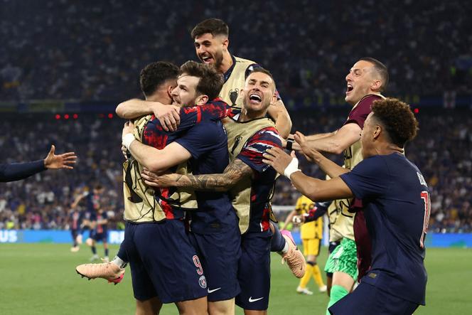 المهاجم الجورجي لباريس سان جيرمان خفيشا كفاراتسكليا يحتفل مع زملائه بعد تسجيل الهدف الرابع في نهائي دوري أبطال أوروبا بين باريس سان جيرمان وإنتر ميلان في ميونيخ، ألمانيا، 31 مايو 2025.
