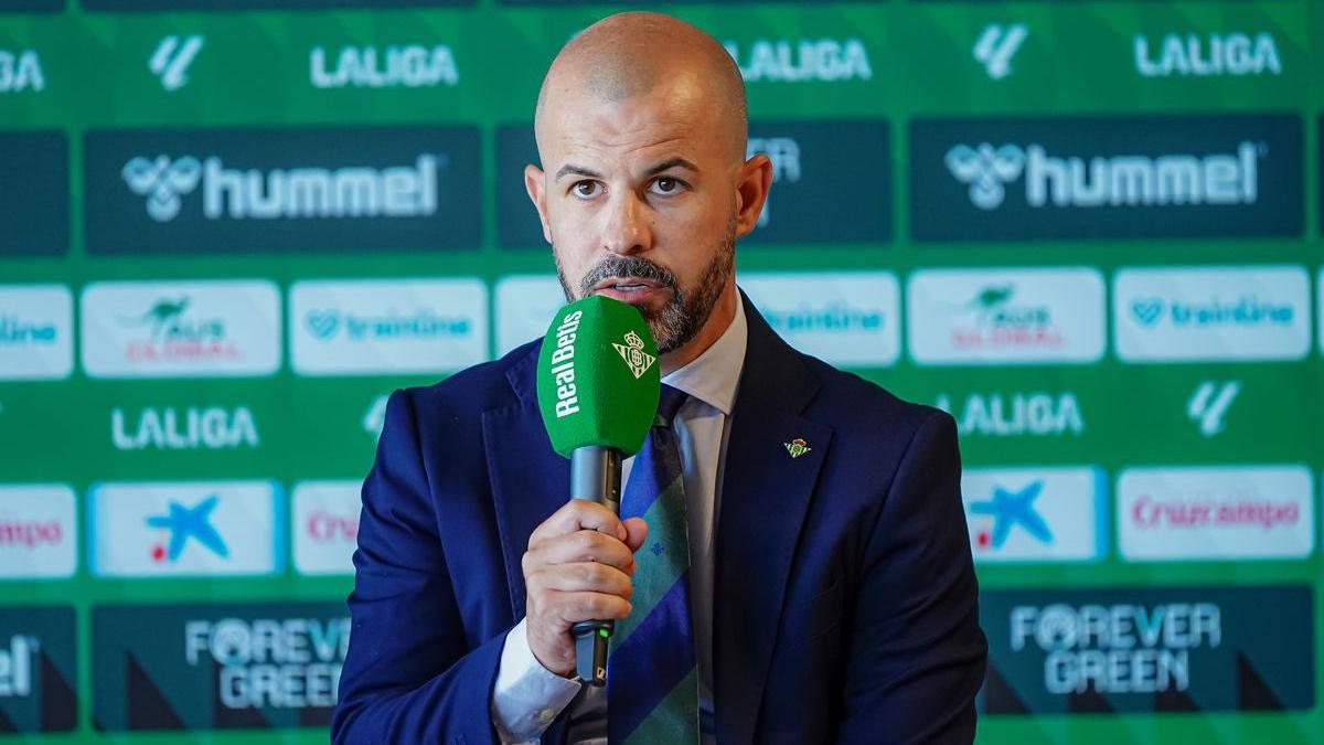 مانو فاخاردو المدير الرياضي لريال بيتيس يتحدث إلى وسائل الإعلام