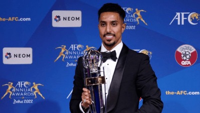 سالم الدوسري يحتفل بجائزة أفضل لاعب آسيوي