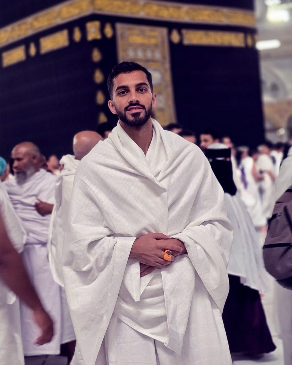 موسى التعمري يؤدي مناسك العمرة