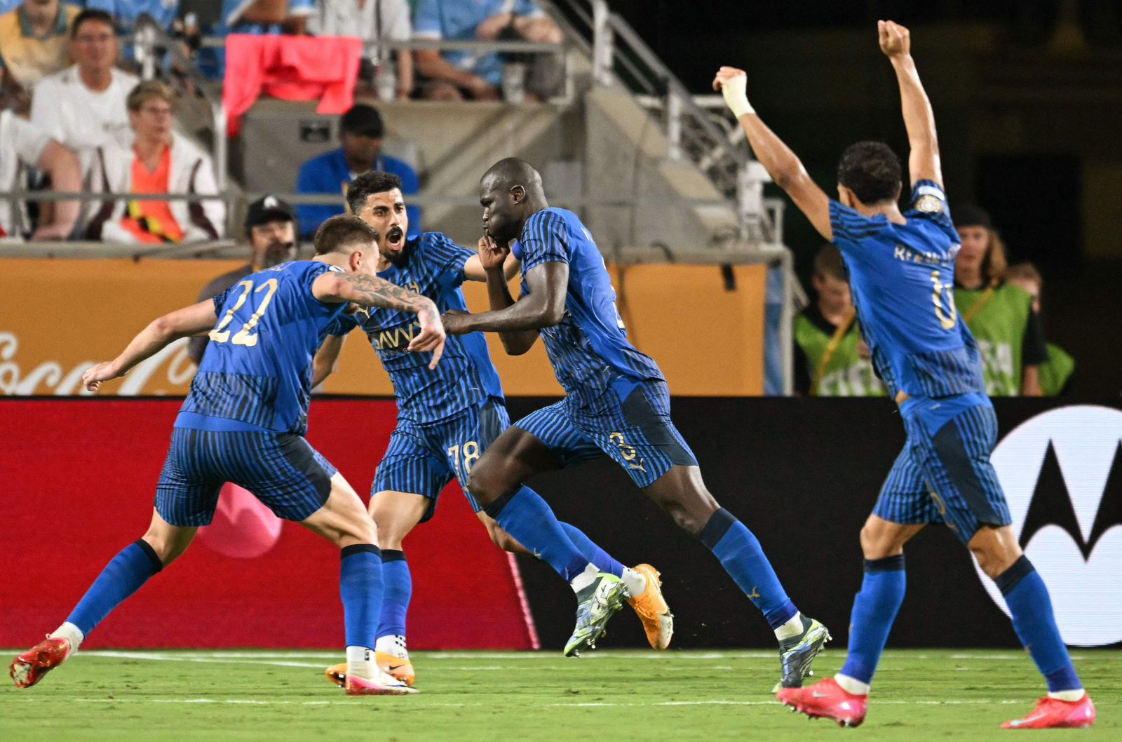 فريق الهلال يحتفل بالفوز على مانشستر سيتي