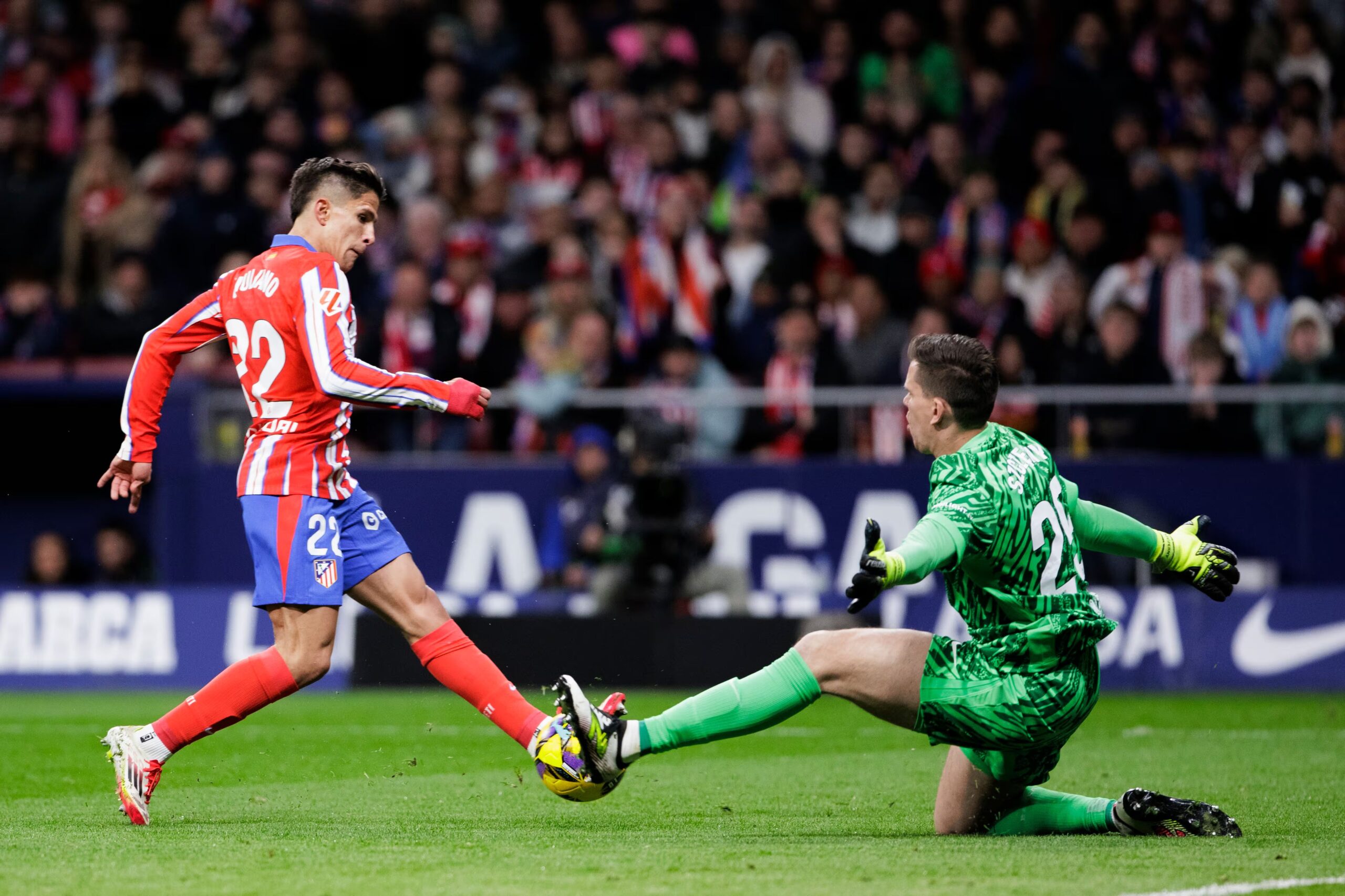 Szczesny saves from Giuliano Simeone.