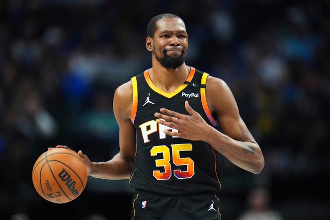 كيفن دورانت لاعب فريق فينيكس صنز خلال مباراة في دوري الـNBA بتاريخ 9 مارس 2025 في دالاس