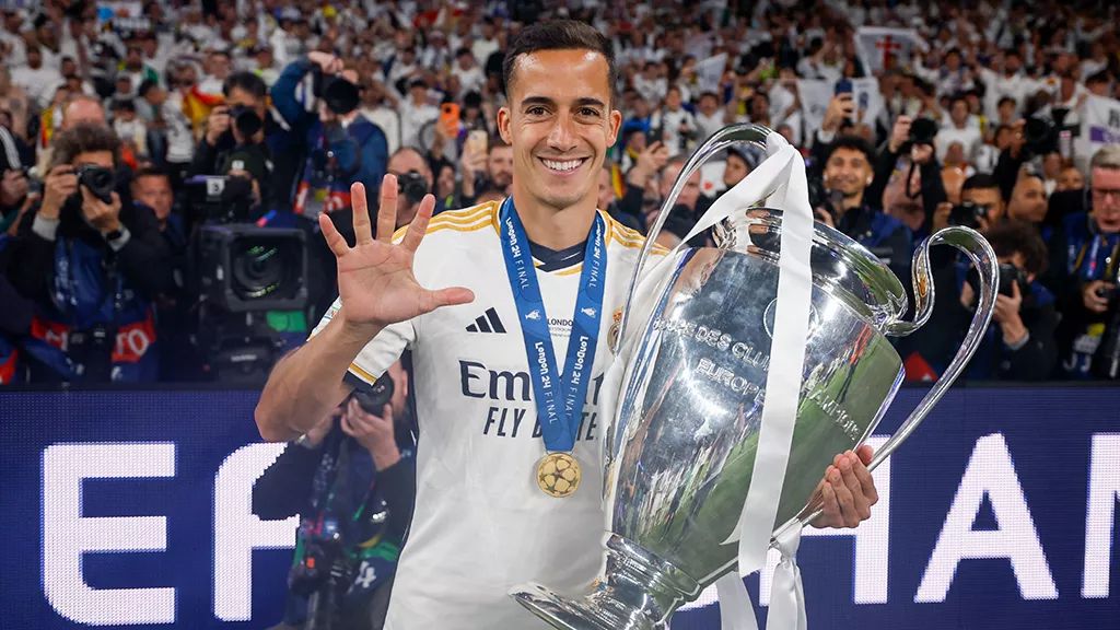 لوكاس فاسكيز يحمل كأس دوري أبطال أوروبا مع ريال مدريد