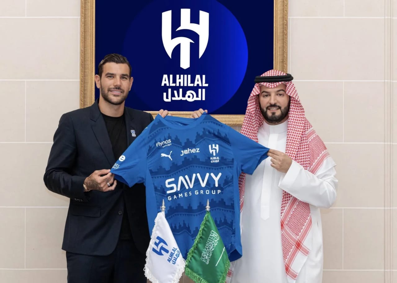 ثيو هيرنانديز مع قميص ميلان