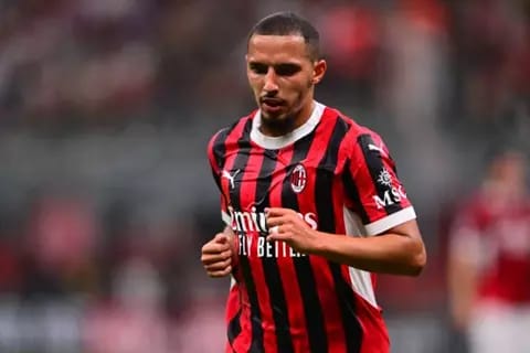 إسماعيل بن ناصر لاعب وسط ميلان