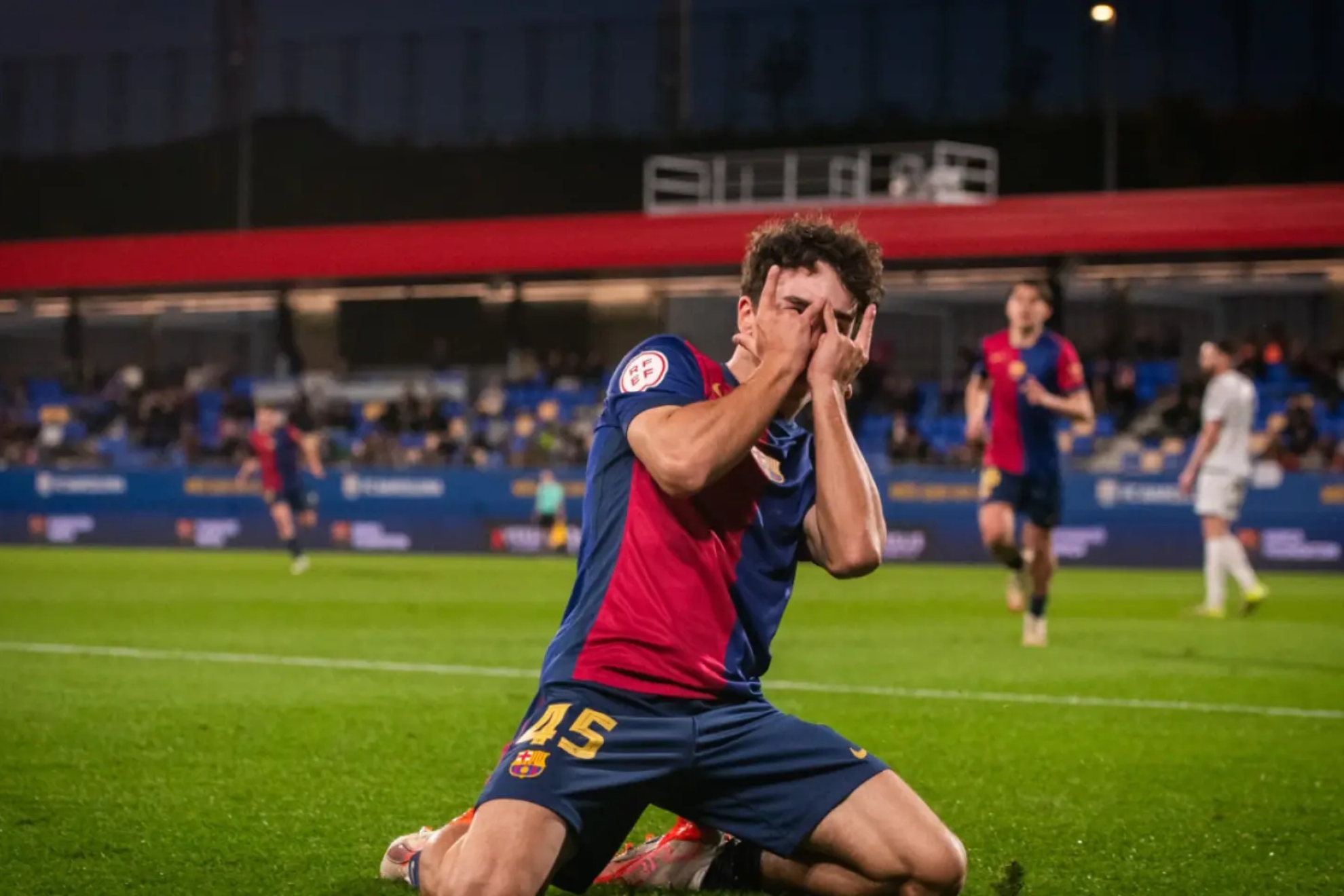 فيرجيلي يحتفل بهدف مع برشلونة أتلتي الموسم الماضي.