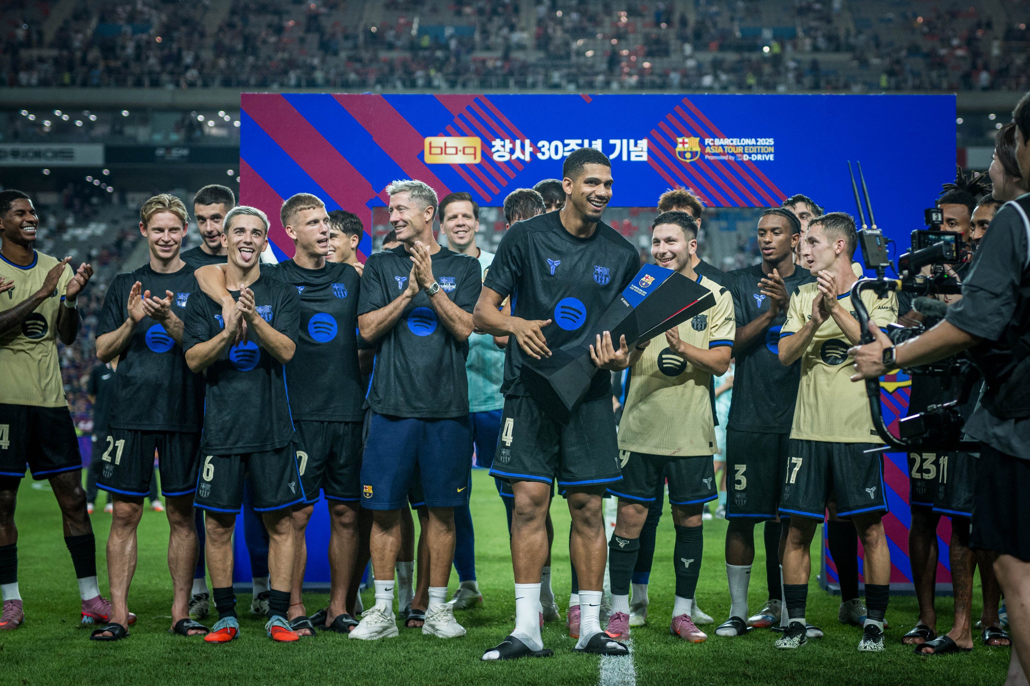 لاعبو برشلونة بعد مباراتهم ضد إف سي سول