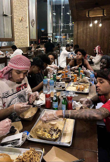 كريستيانو جونيور مع أصدقائه في الرياض