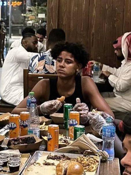 نجل رونالدو في مطعم بالرياض