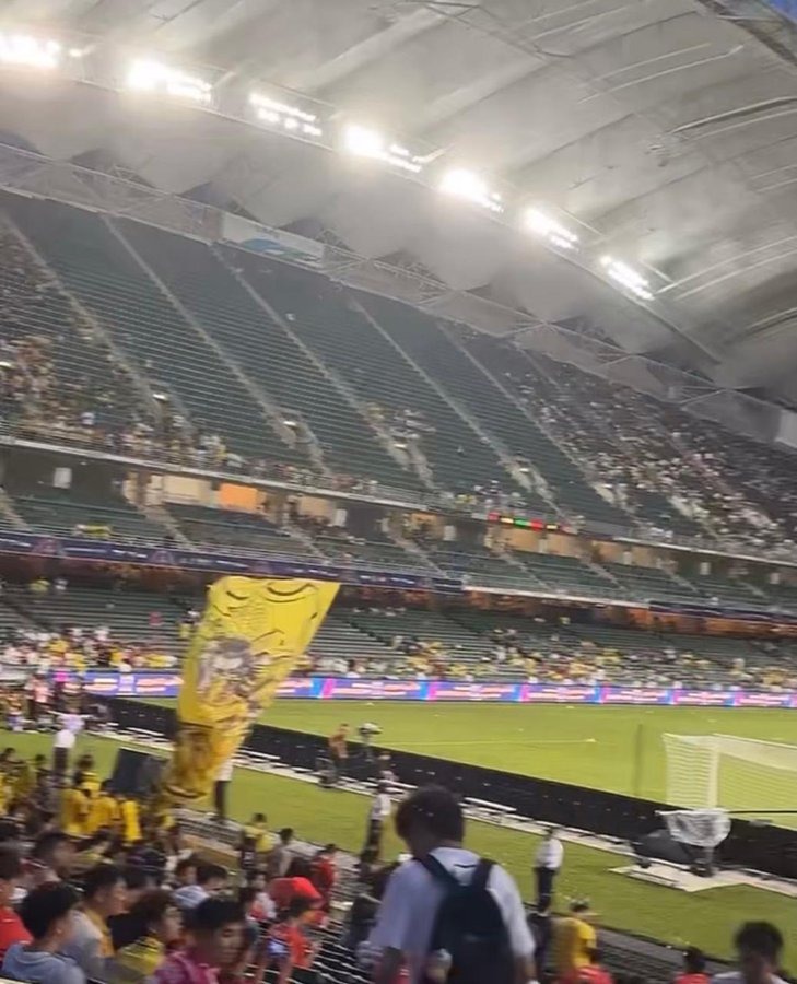 مدرجات نادي النصر شبه فارغة خلال مباراة الاتحاد