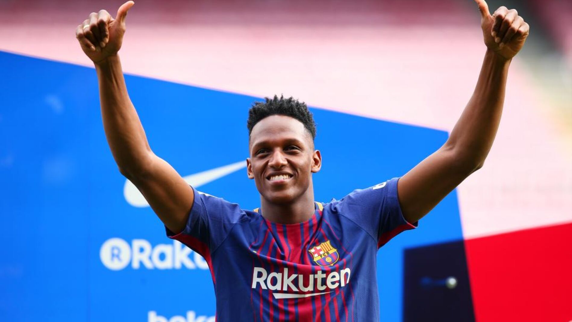 ييري مينا يوقع لبرشلونة