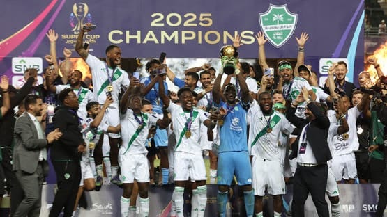 لاعبو الأهلي يحتفلون بكأس السوبر