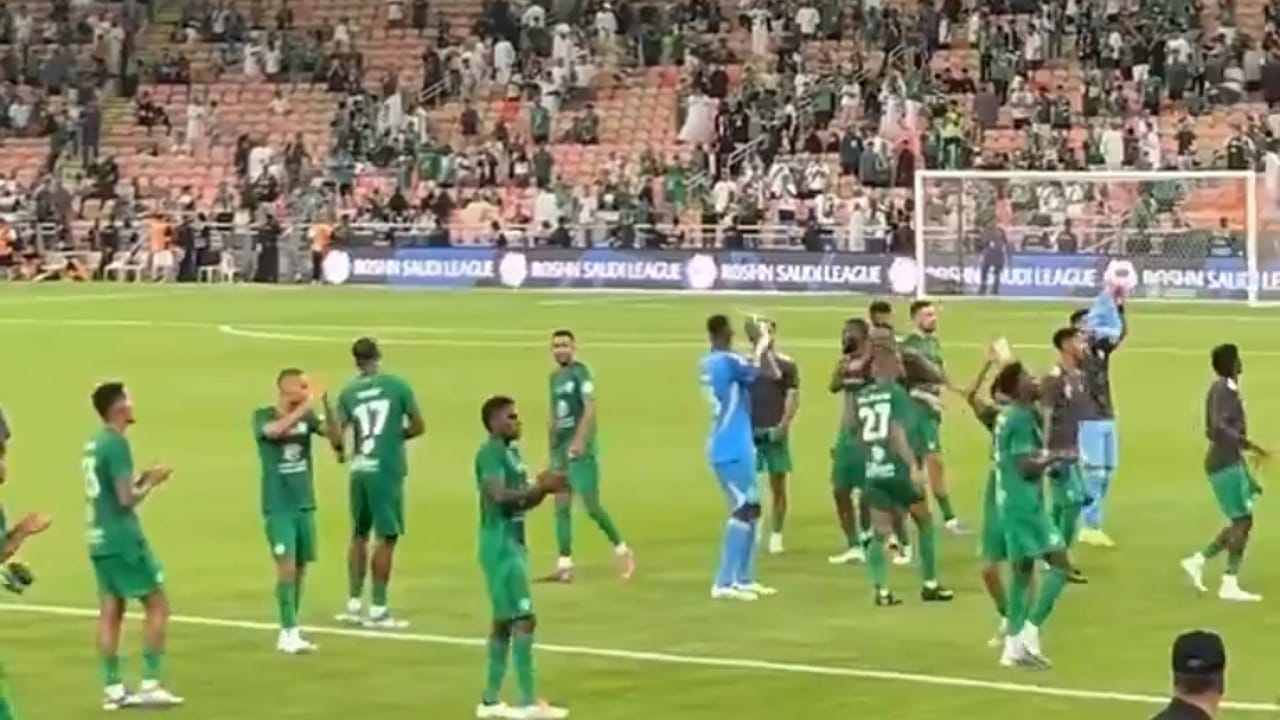 لاعبو الأهلي يحتفلون مع الجماهير