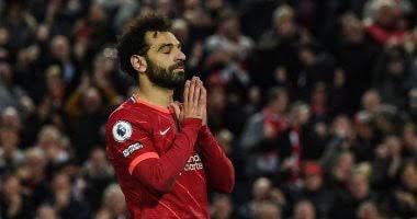 محمد صلاح يقدم قميصه لعمرو الجزار