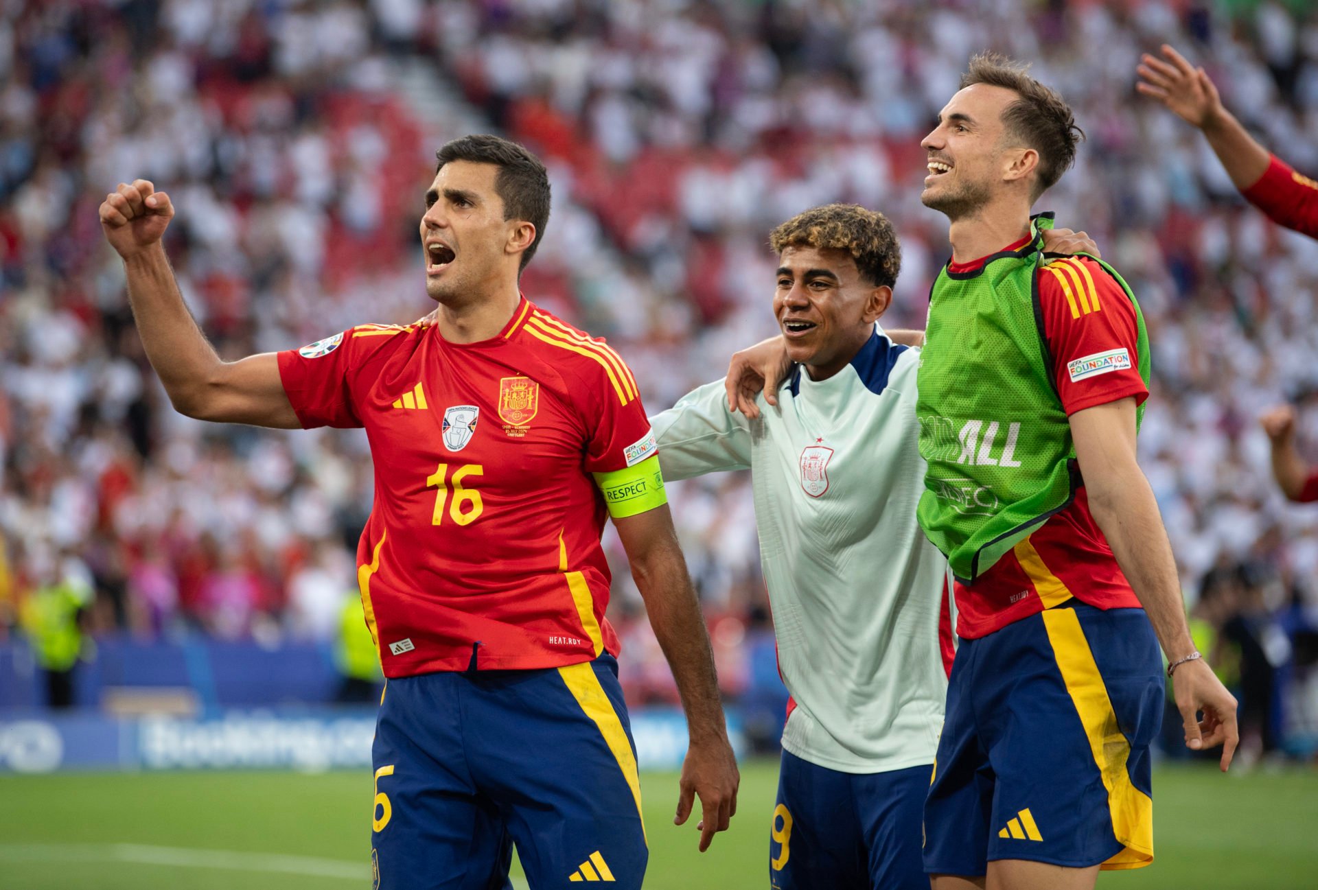 رودري ولامين يامال يحتفلان بلقب يورو 2024