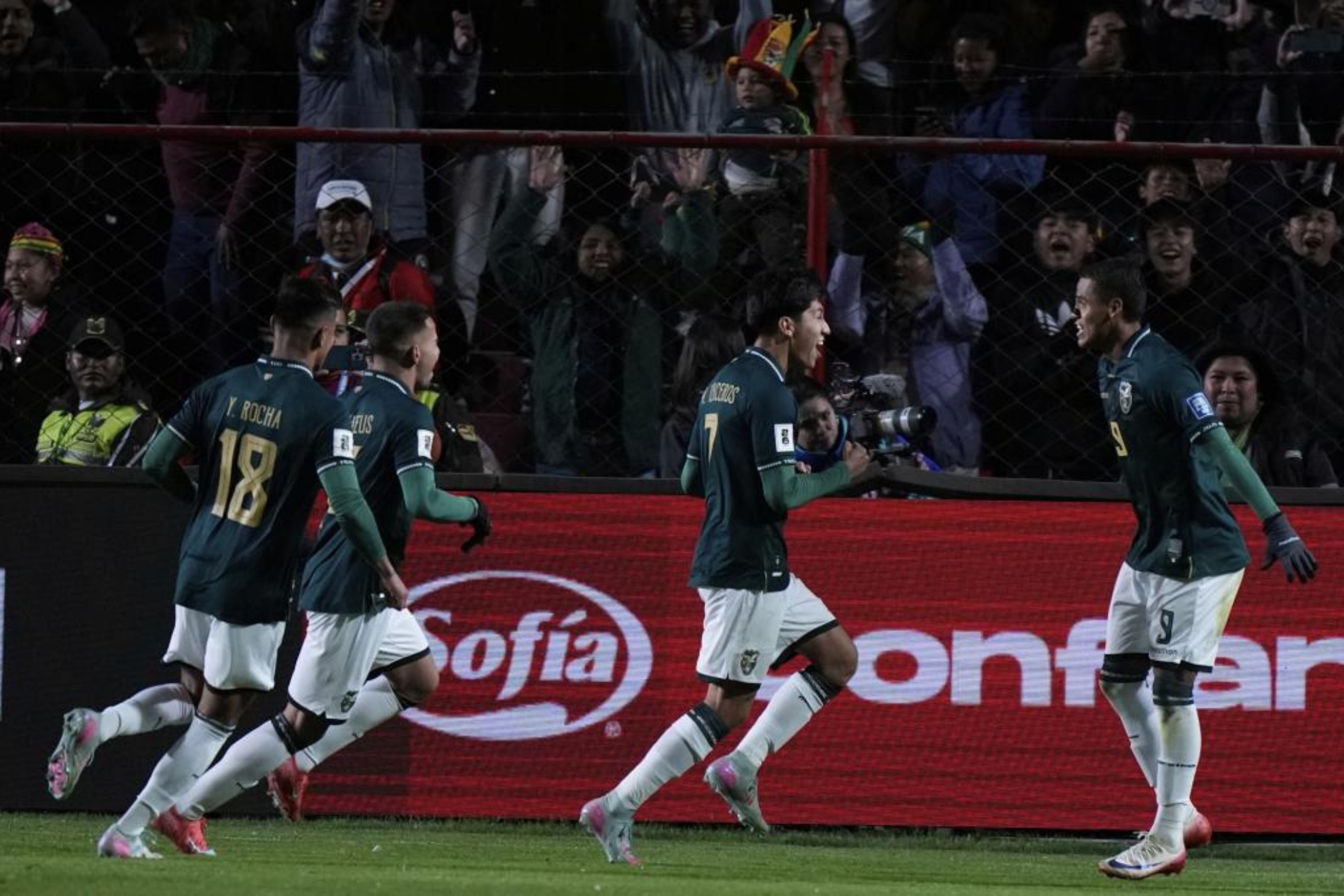 احتفال بوليفيا بالفوز على البرازيل