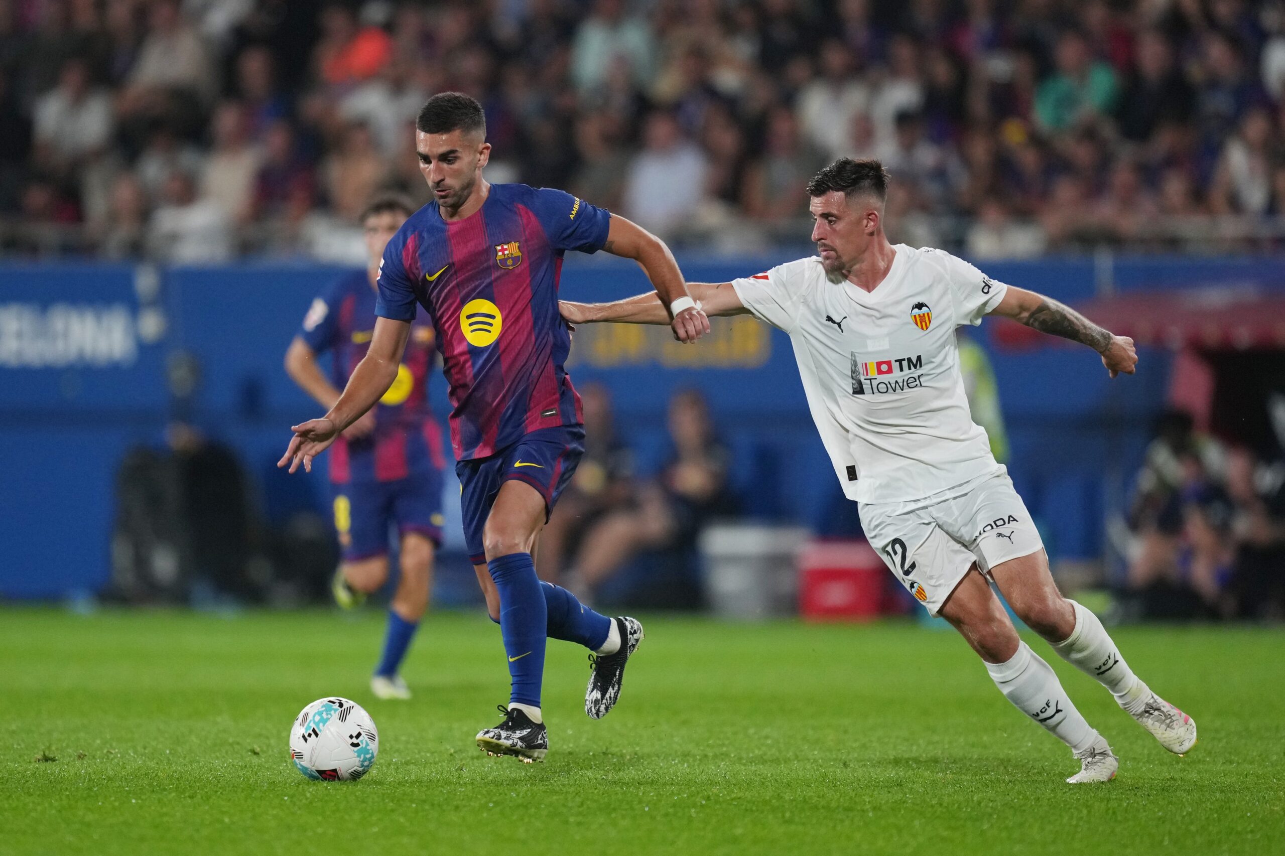 برشلونة في مفاوضات لتجديد عقده مع سبوتيفاي.