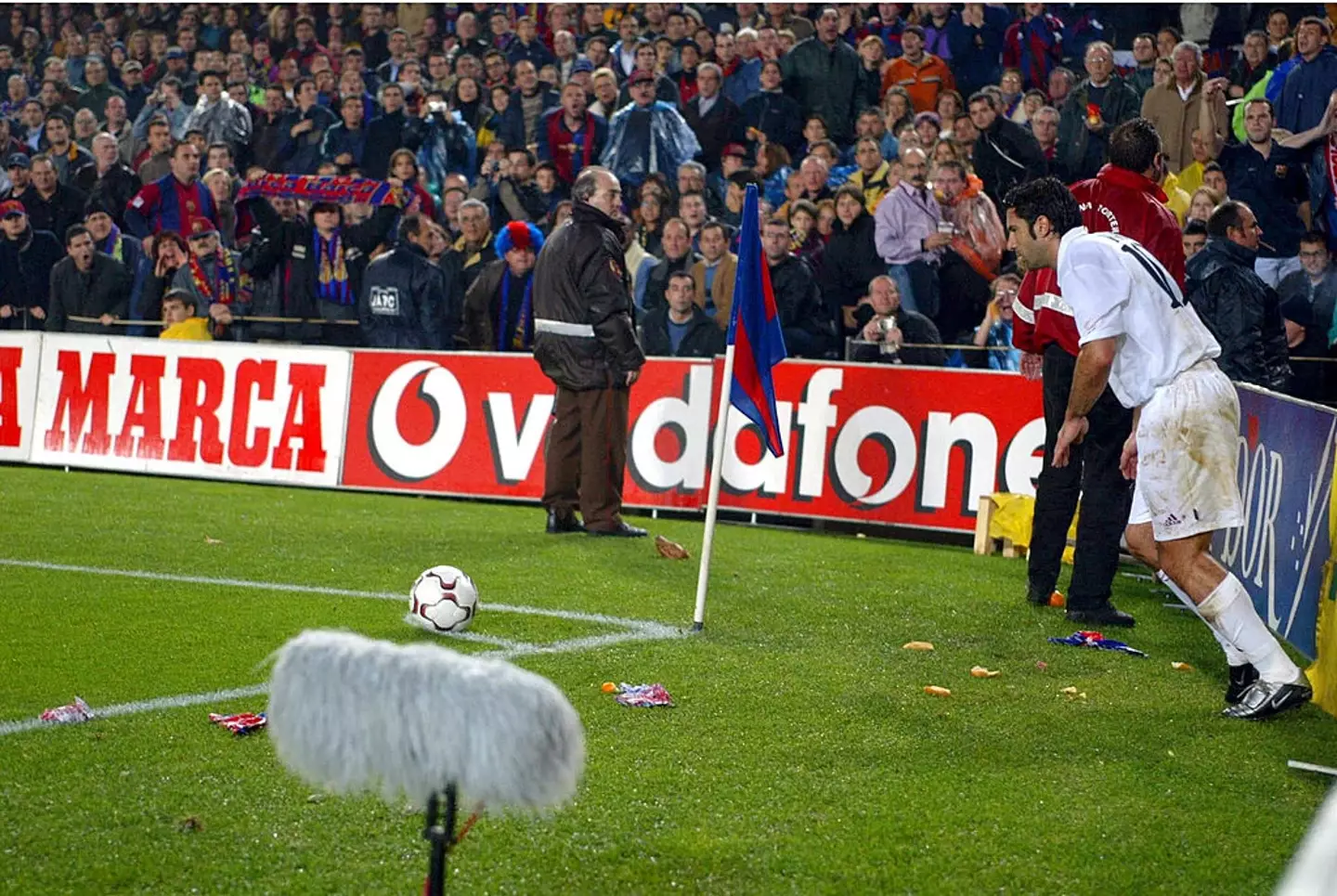 لويز فيغو في مباراة ريال مدريد ضد برشلونة عام 2002 (حقوق الصورة: Getty)