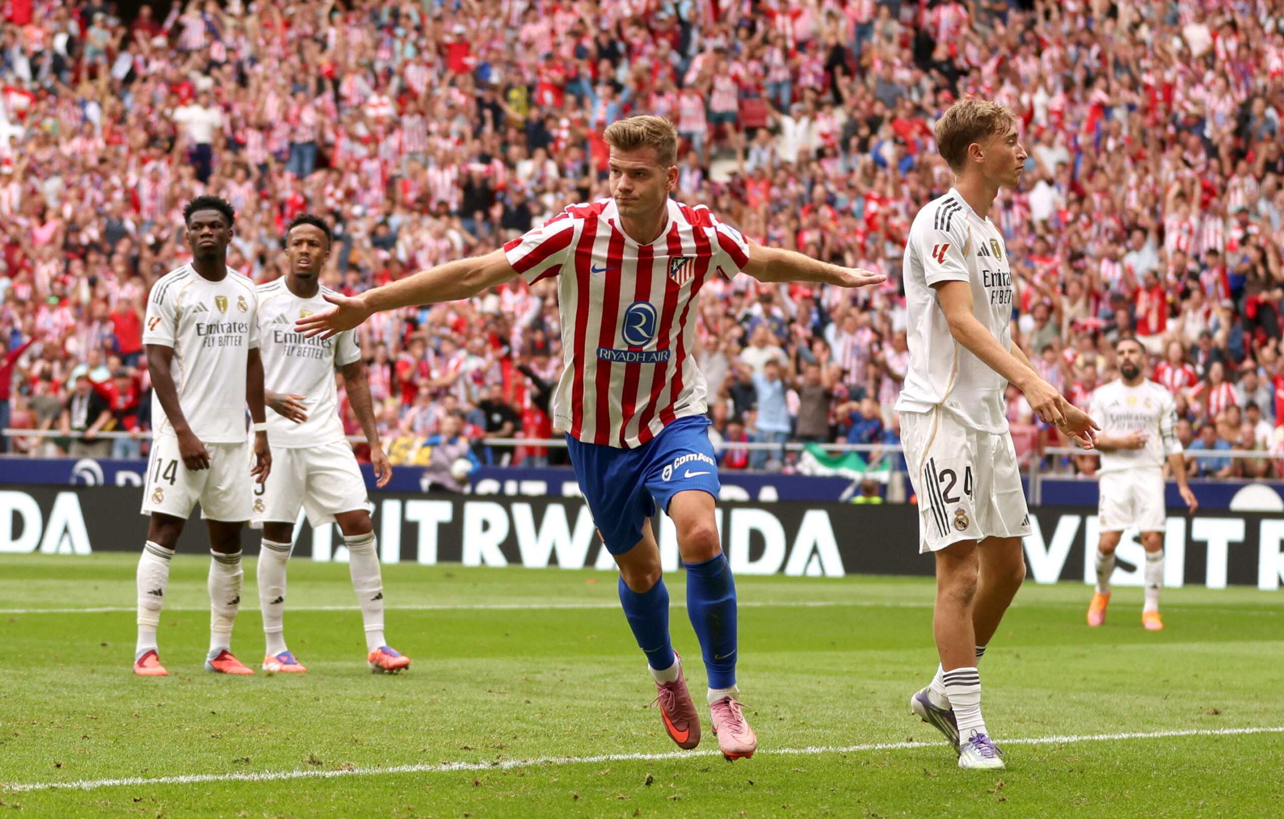 احتفال ألكسندر سورلوث بهدف