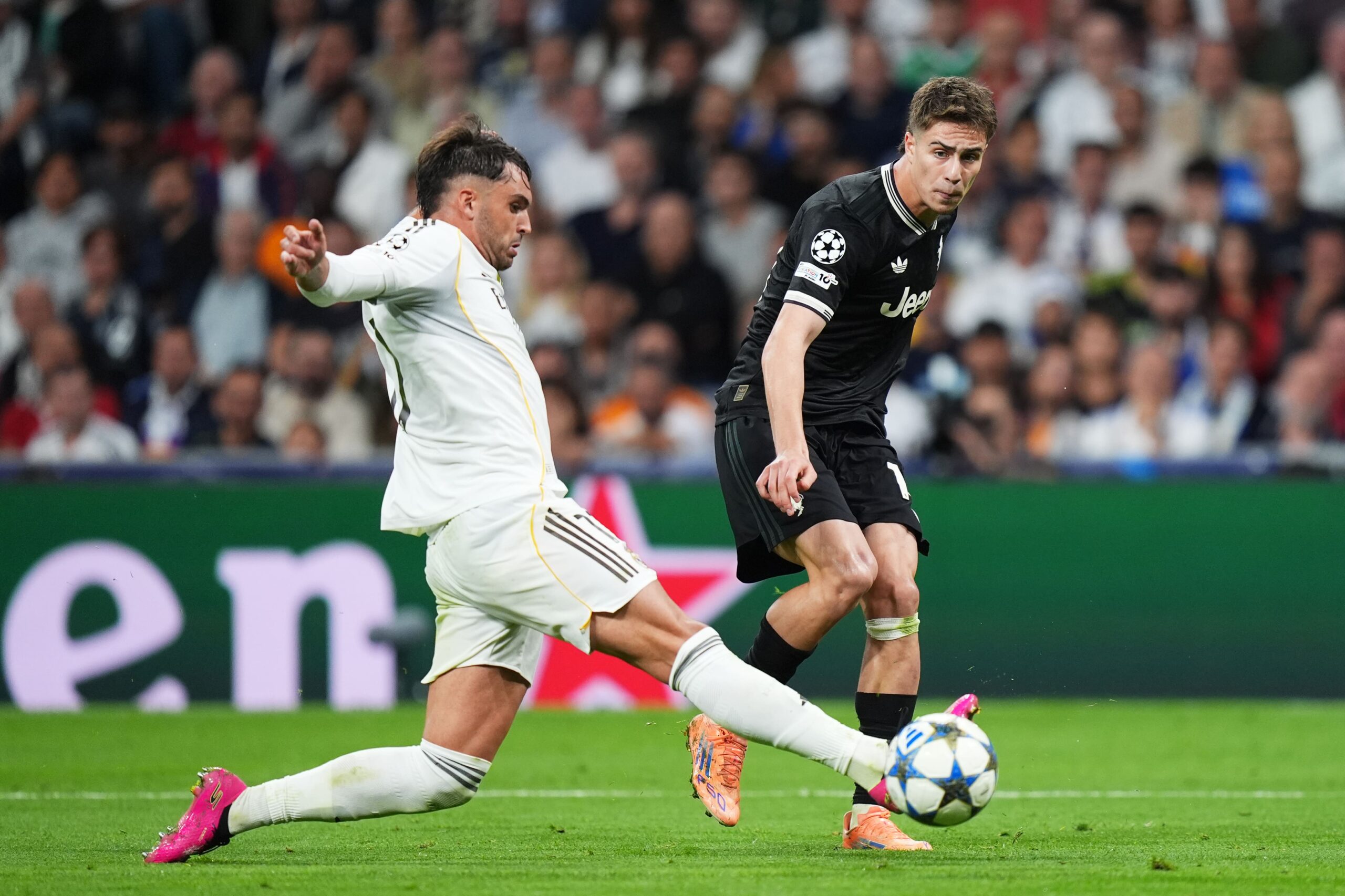 راؤول أسينسيو في تدخل دفاعي ضد يوفنتوس