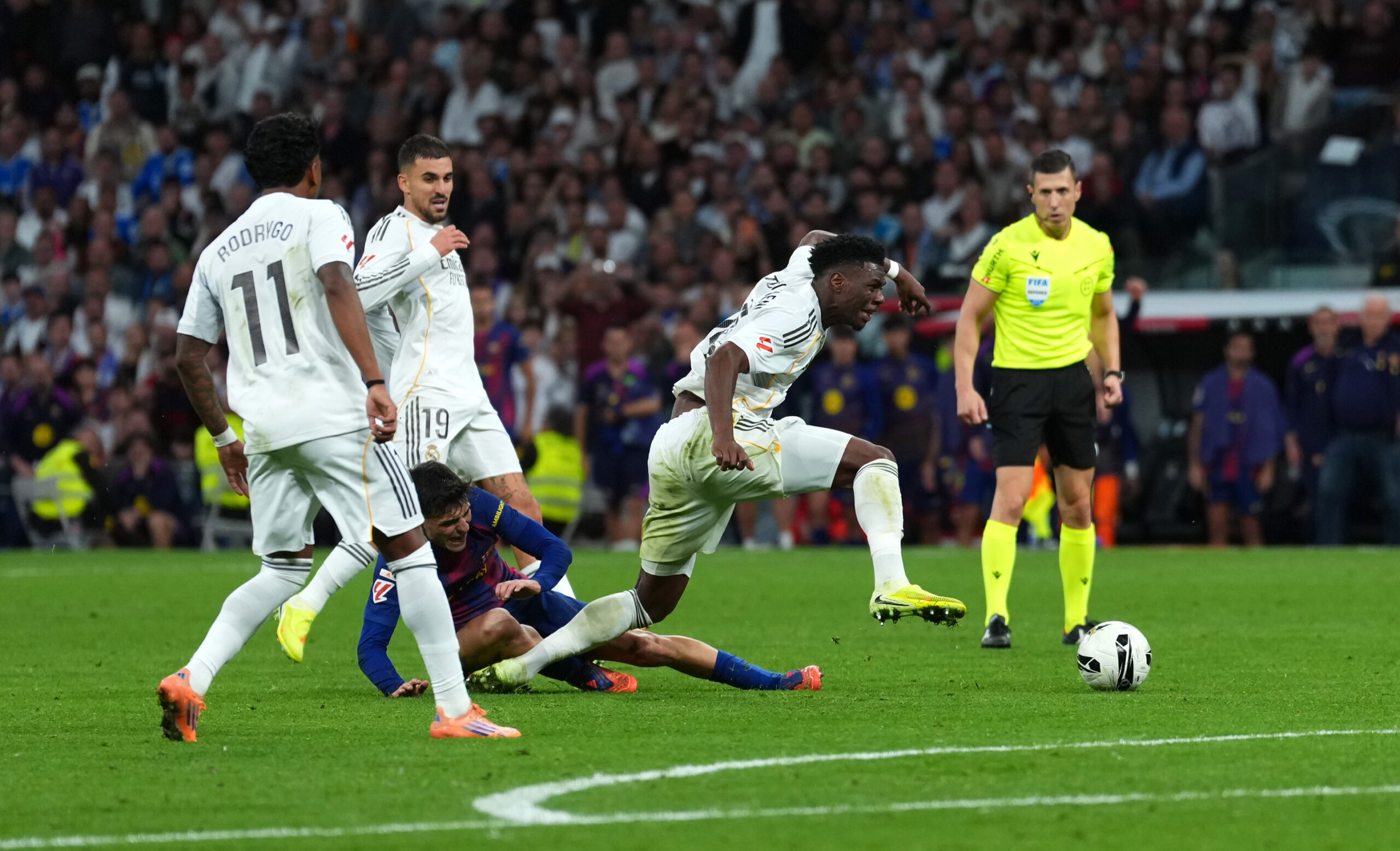 تشواميني يتفوق على بيدري في وسط الملعب.