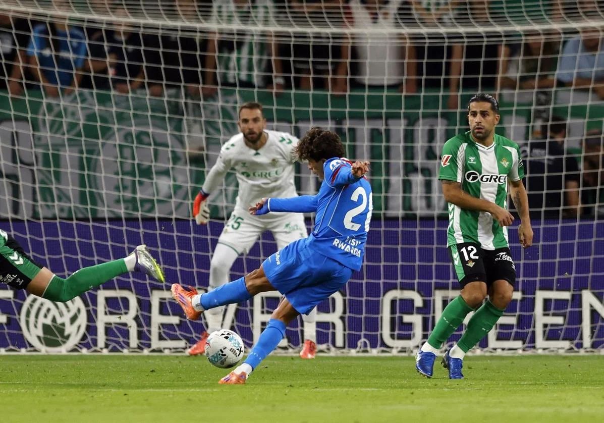 جوليانو يسجل الهدف الافتتاحي.