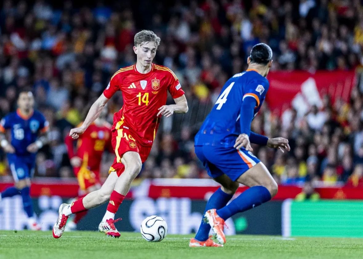 هويجسن يمرر الكرة خلف دفاع هولندا