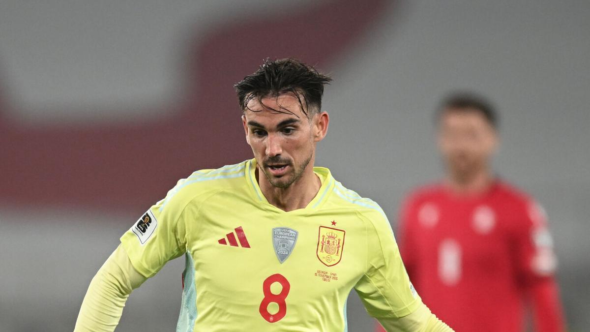 فابيان رويز في مباراة مع منتخب إسبانيا.